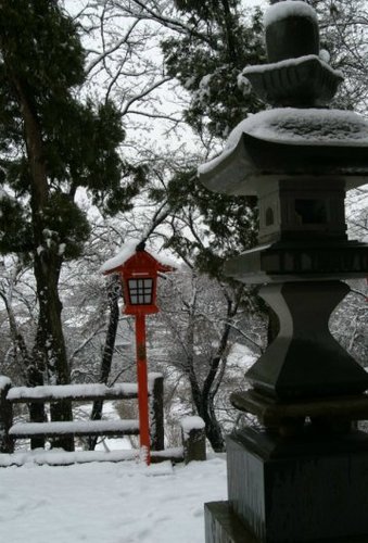 雪の神社.JPG